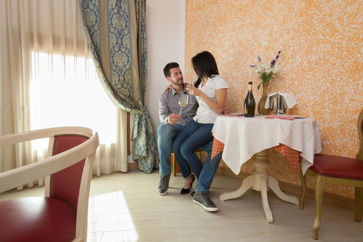 Albergo Antica Corte Marchesini Campagna Lupia Exterior foto