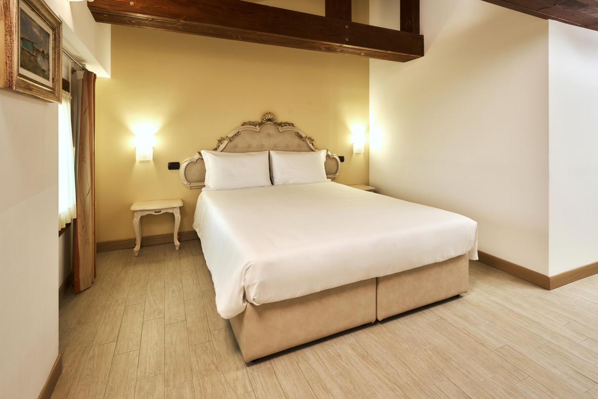 Albergo Antica Corte Marchesini Campagna Lupia Exterior foto