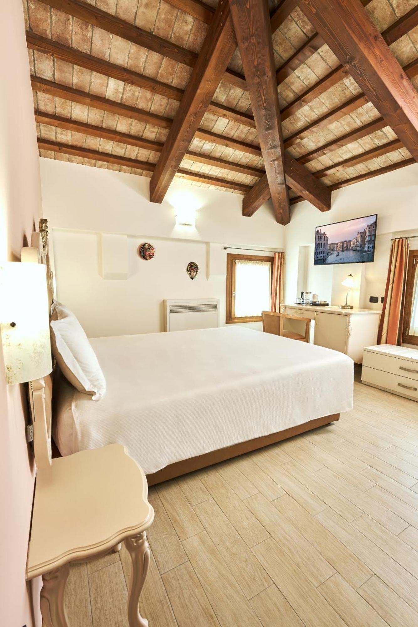 Albergo Antica Corte Marchesini Campagna Lupia Exterior foto